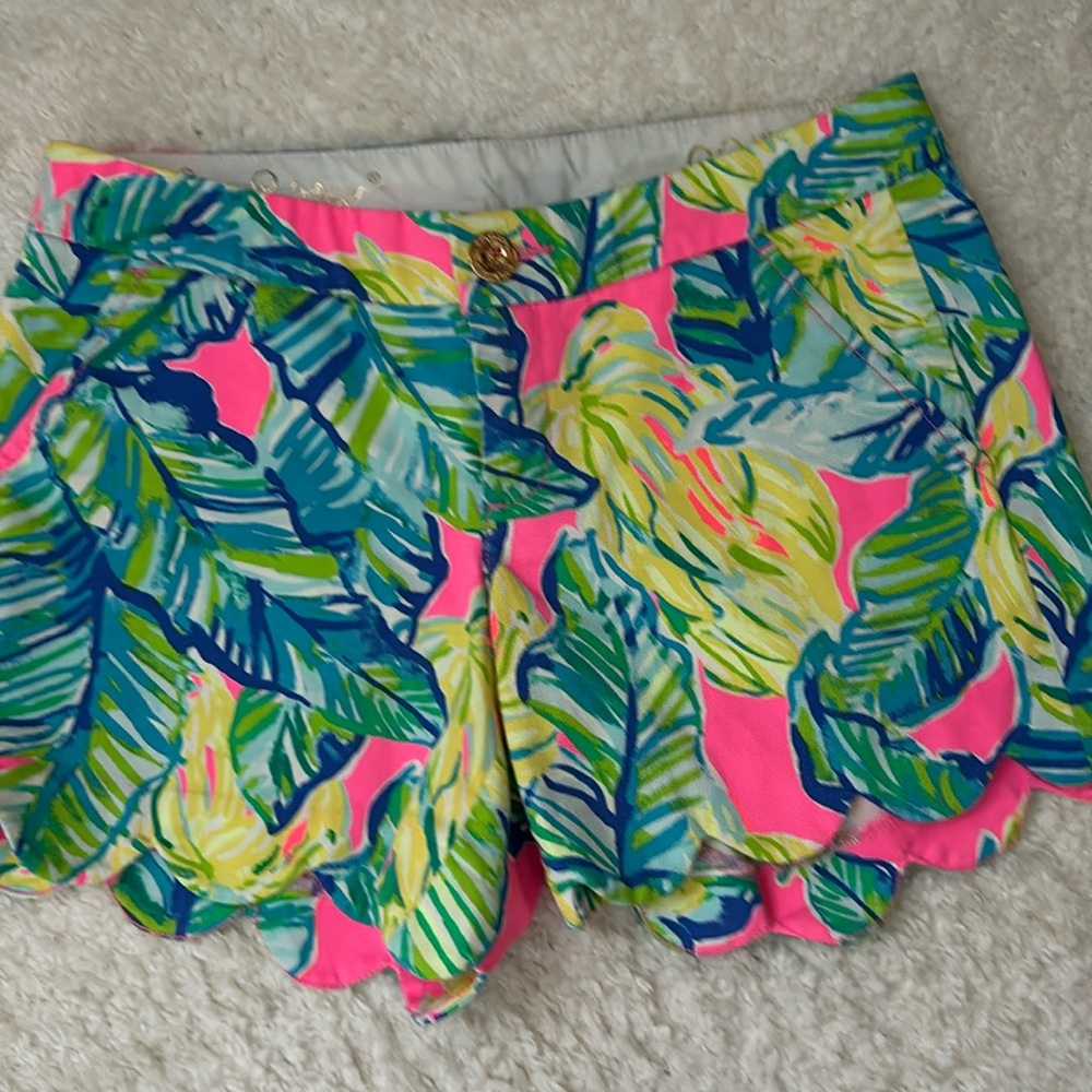 Lilly Pulitzer short,scalloped bottom edge